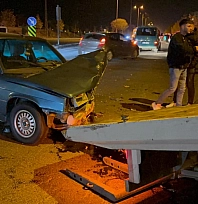 Kavşakta otomobile çarptı, karşı yola geçti: 2 yaralı