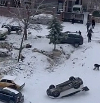 Malatya'da kayan araç park halindeki aracı devirdi