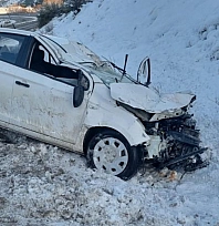 Kayan otomobil, yol kenarındaki araca çarptı