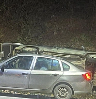 Kayganlaşan yolda otomobil devrildi