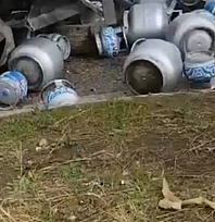 Kazada tüpler yola savruldu