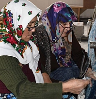 Kırgız kadınları ata mesleğini sürdürüyor