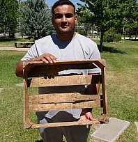 Malatya'da kırık kayısı kasasıyla sosyal medyayı salladı