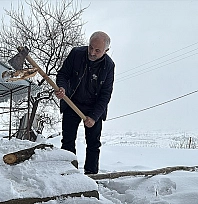 Kışın köyde sadece muhtar yaşıyor