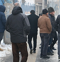 Kolonu çatlayan bina sakinleri hırsızlar için nöbet tutuyor