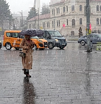 Komşuda kar yağışı başladı