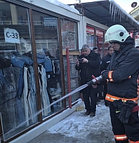 Konteyner Çarşı'da yangın paniği! İtfaiye zamanında müdahale etti