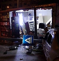 Malatya'da kontrolden çıkan araç iş yerine daldı: 1 yaralı