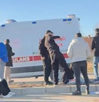 Kontrolden çıkan motosiklet kaldırıma çarptı