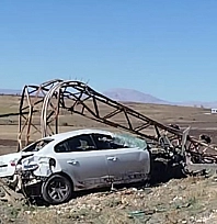 Kontrolden çıkan otomobil elektrik direğini devirdi: 1 yaralı