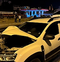 Kontrolden çıkan otomobil sulama aracına çarptı: 3 yaralı