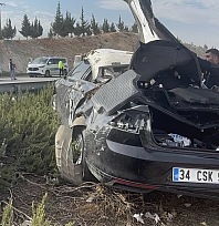 Kontrolden çıkan otomobil taklalar atarak refüje uçtu: 1 ölü, 4 yaralı
