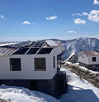 Konutların çatıları şiddetli rüzgara dayanamadı