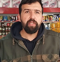 Köpek sandığı ayıyı cep telefonu ile görüntüledi, 'koca oğlan' diye seslendi