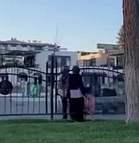 Korkuluğu aşıp trafiği tehlikeye attılar