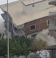 Korna sesiyle ağır hasarlı binayı yıktılar