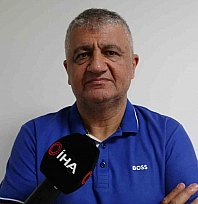 Cem Yılmaz'la gündeme gelmişti: Kulaktaki çizgi ne anlama geliyor?