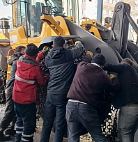 Kulp'ta dondurucu soğuklar oto tamircilerini zorluyor