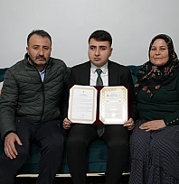 Kur'an-ı Kerim aşkı, görmeyen gözü oldu 1 yılda hafız oldu