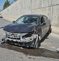 Lastiği patlayan otomobil kaza yaptı: 1 yaralı
