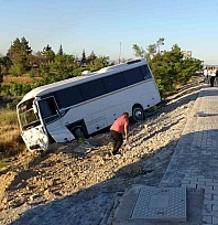 Malatya-Ankara karayolunda servis aracı şarampole devrildi: 5 yaralı