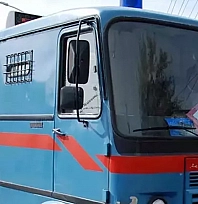 Mahkûmların bulunduğu araç devrildi