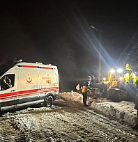 Mahsur kalan ambulansı belediye ekipleri kurtardı