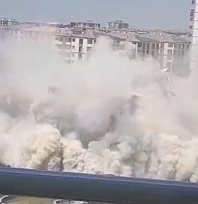 Malatya'da 11 katlı bina bilinmeyen teknikle yıkıldı