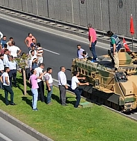 Malatya'da 15 Temmuz'da neler yaşandı? Valiye çekilen silah, kapatılan pistler...