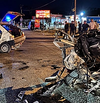 Malatya'da 3 otomobil çarpıştı: Bir araç ikiye ayrıldı, 1'i ağır 4 yaralı