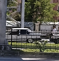 Malatya'da akıllara durgunluk veren manzara: Trafiğin ortasında aracı ayaklarıyla itti!