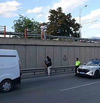 Yaşlı adam üst geçitten düştü, ağır yaralandı