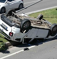 Malatya'da altgeçitte feci kaza: Ters dönen araçtaki yaralıları vatandaşlar kurtardı!