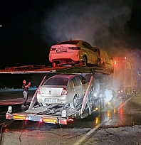 Malatya'da araç taşıyan tırın tekerleri alev aldı