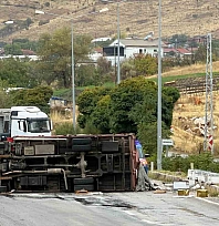 Malatya-Adıyaman yolunda arı yüklü kamyon devrildi: 2 yaralı