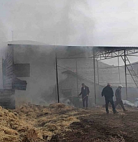 Malatya'da yangın paniği: Samanlık alevlere teslim oldu