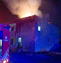 Malatya'da bina çatısı alev aldı