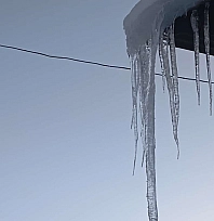 Malatya'da Kış Sert Yüzünü Gösterdi: Çatılardan 2 Metrelik Buz Sarkıtları Sarktı