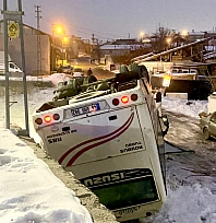Malatya'da buzlanma nedeniyle işçi servisi devrildi: 9 yaralı