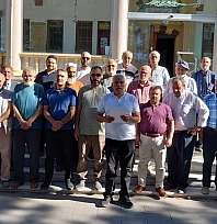 Malatya'da cami avlusunda uygunsuz hareket sergilediler Müezzin uyarınca, burnunu kırdılar
