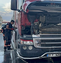 Malatya'da Çevreyolu'nda seyir halindeki tırda yangın