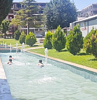 Malatya'da çocuklar süs havuzunda serinliyor…