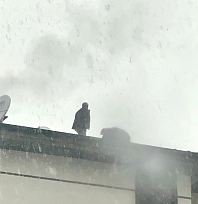 Malatya'da darp iddiası: İşçi çatıya çıktı