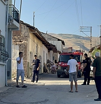Malatya'da depremde 2 katlı evin duvarı çöktü