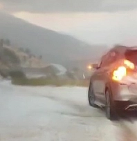 Malatya'da yollar beyaza bürüdü: Sürücüler zor anlar yaşadı
