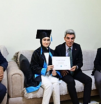 Malatya'da evde eğitim gören Hatime'ye karnesini Müdür Bakır verdi