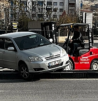 Malatya'da film gibi sahne! Araç refüjde asılı kaldı