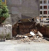 Malatya'da temeli göçen bina her an yıkılabilir! Cezmi Kartay caddesi trafiğe kapatıldı