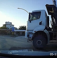 Malatya'da hafriyat kamyonu tehlike saçtı! Sürücü ani frenle kazayı önledi