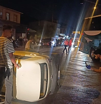 Malatya'da korkutan kaza: Çarpışan araçlardan biri devrildi!